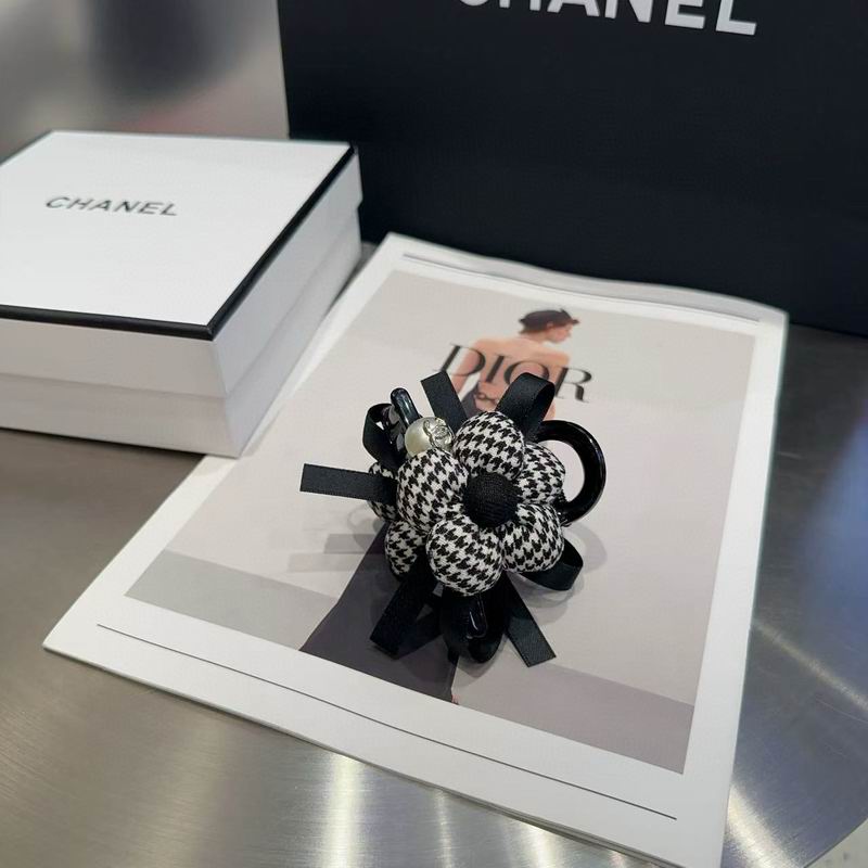 Chanel Hair grab clip hh38